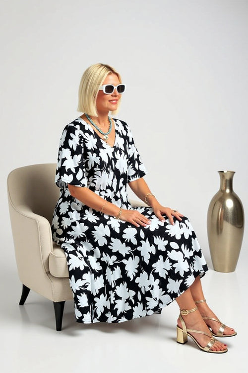 Patricia | Elegant dress with flattering tummy coverage